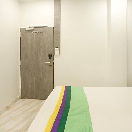 Treebo Urban, 1 Km From Railway Station Hotel Surat Exterior photo