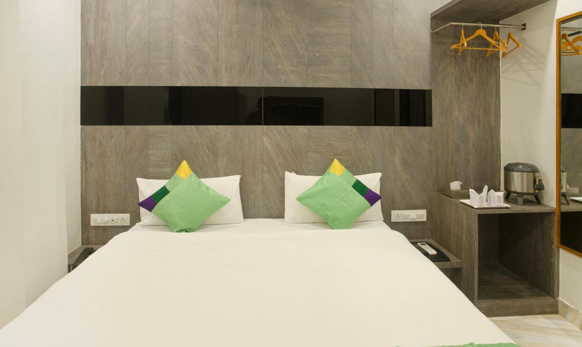 Treebo Urban, 1 Km From Railway Station Hotel Surat Exterior photo