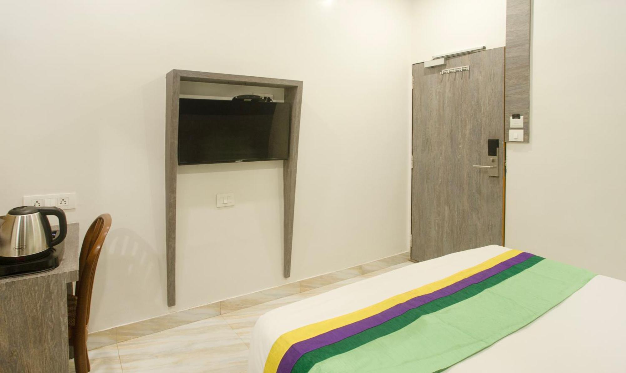 Treebo Urban, 1 Km From Railway Station Hotel Surat Exterior photo