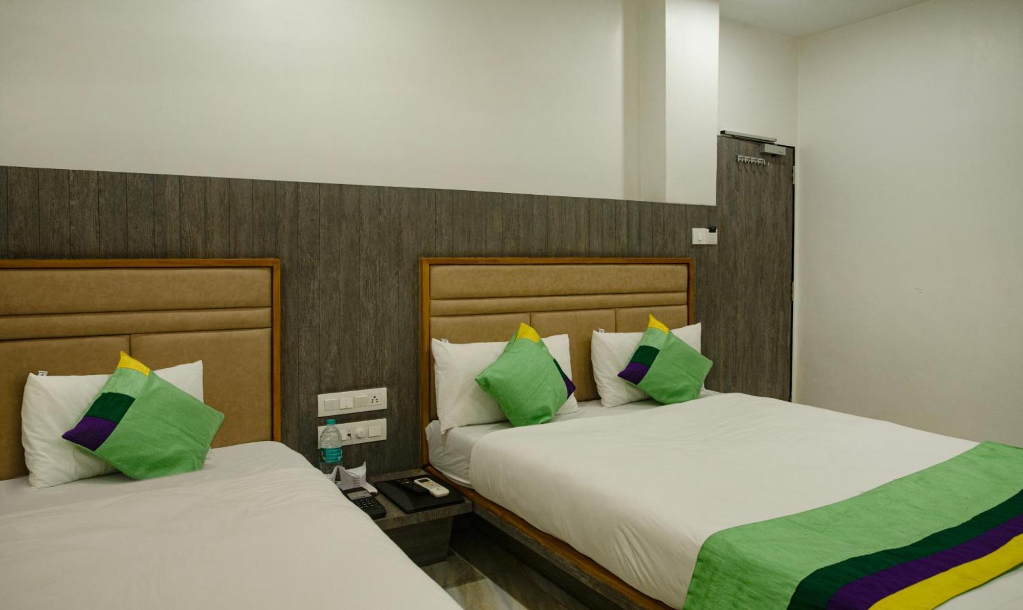 Treebo Urban, 1 Km From Railway Station Hotel Surat Exterior photo