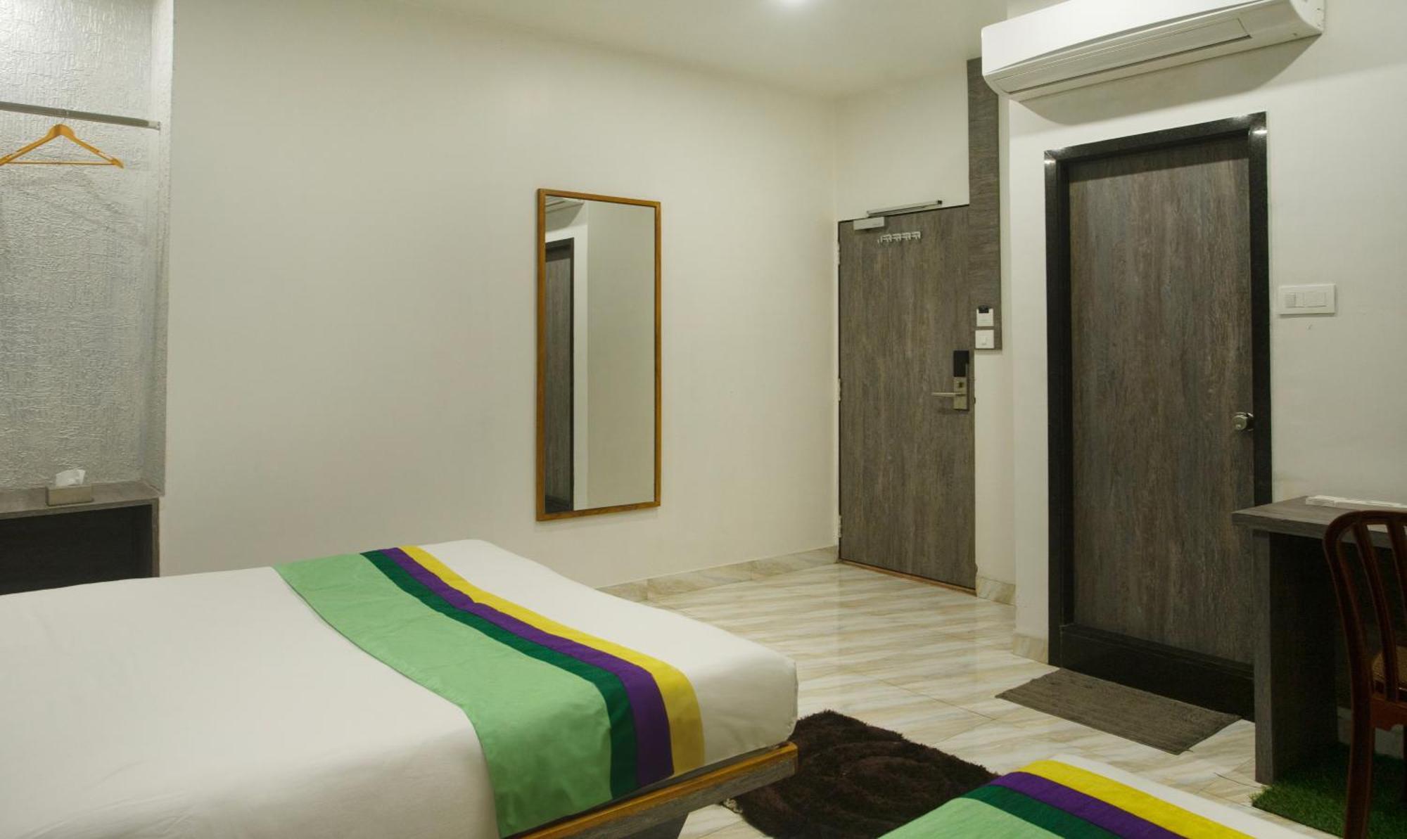 Treebo Urban, 1 Km From Railway Station Hotel Surat Exterior photo