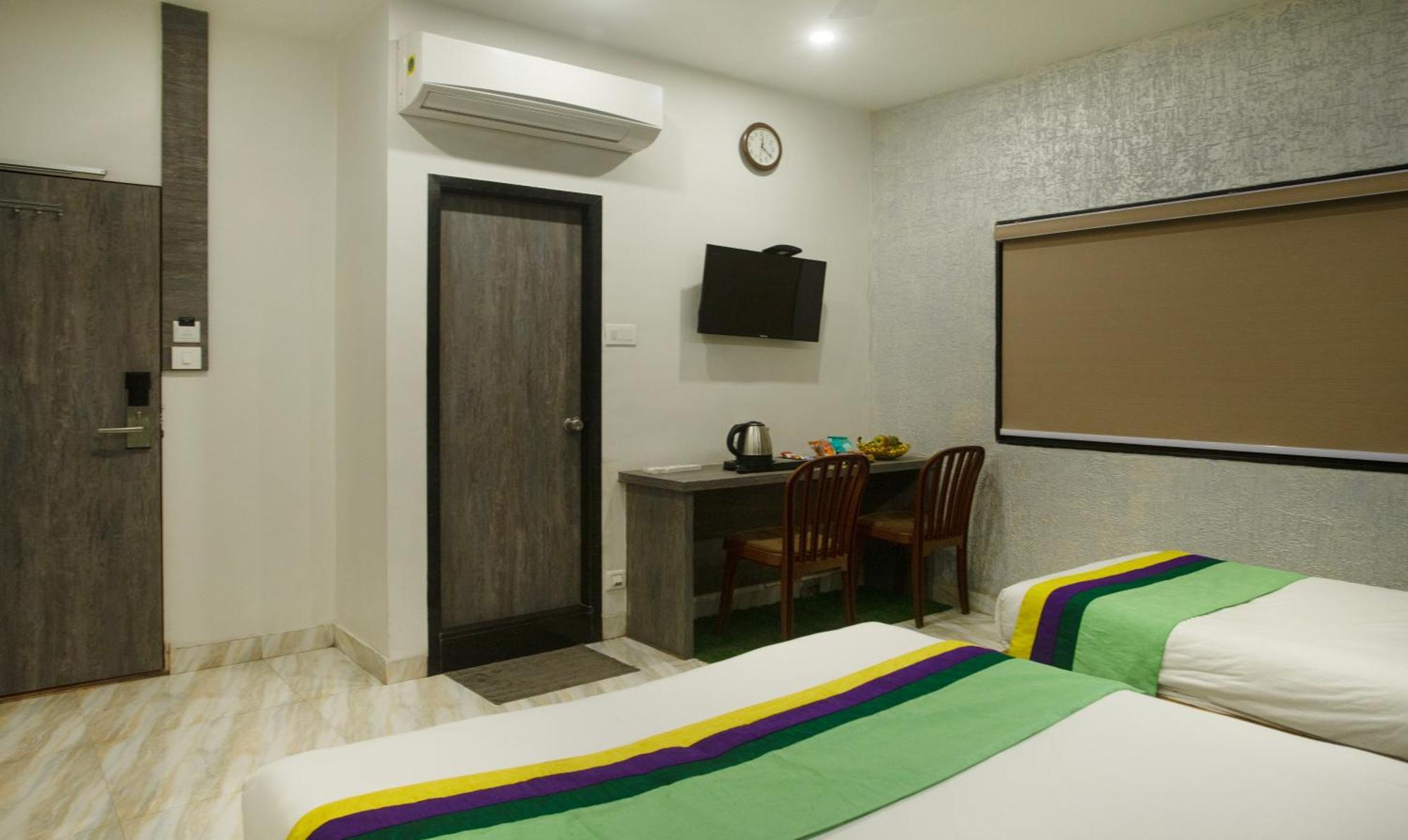 Treebo Urban, 1 Km From Railway Station Hotel Surat Exterior photo