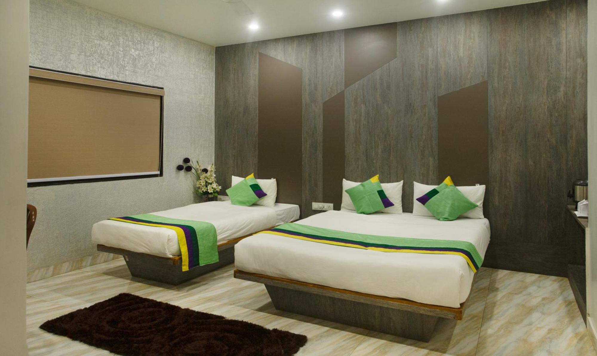 Treebo Urban, 1 Km From Railway Station Hotel Surat Exterior photo