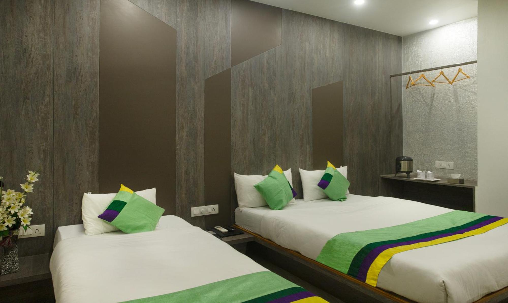 Treebo Urban, 1 Km From Railway Station Hotel Surat Exterior photo