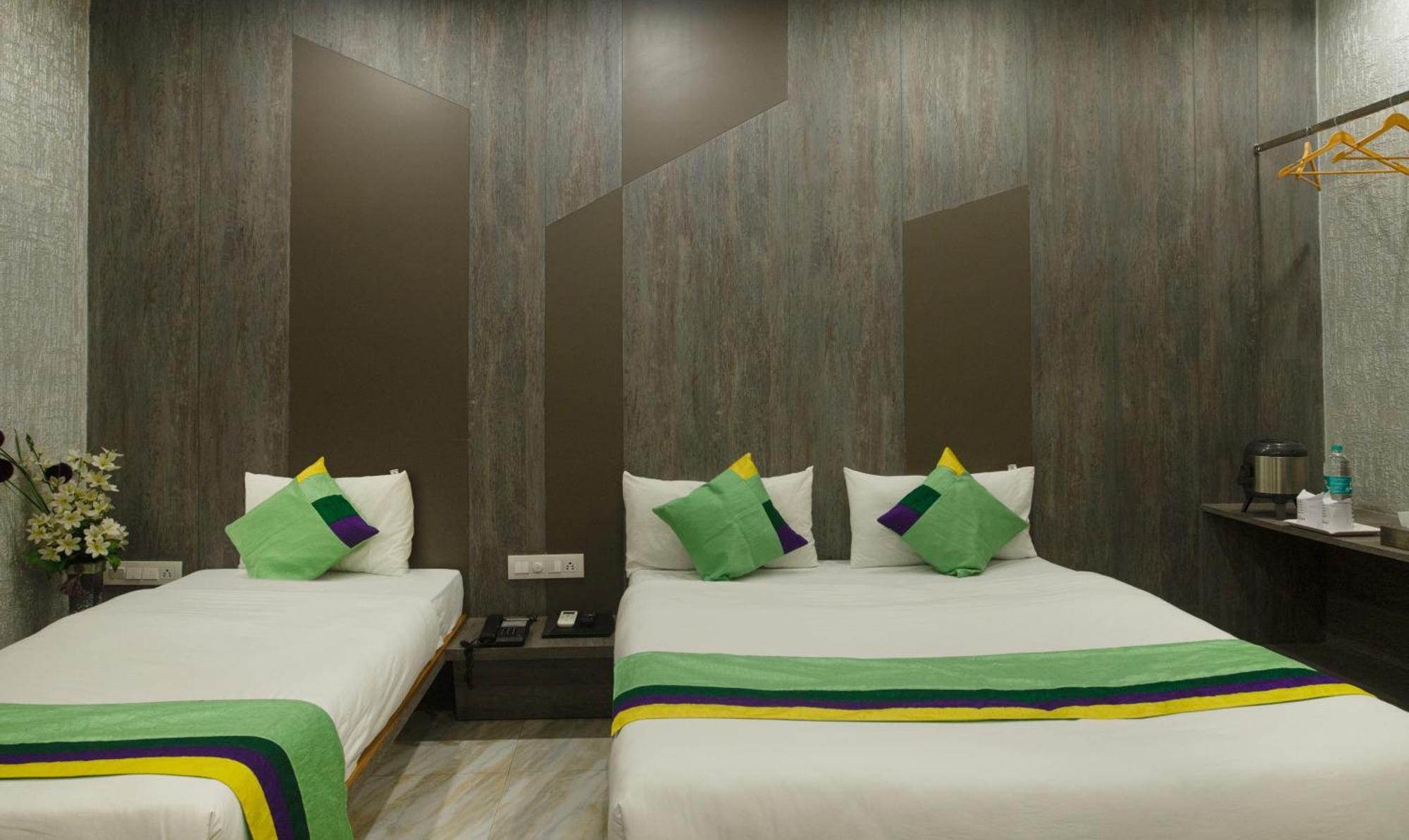 Treebo Urban, 1 Km From Railway Station Hotel Surat Exterior photo