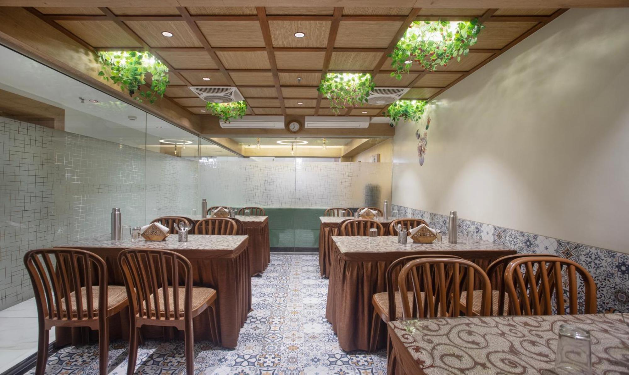 Treebo Urban, 1 Km From Railway Station Hotel Surat Exterior photo